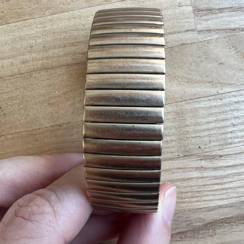 Guess ladies gold tone fashion watch NEW BATTERY
